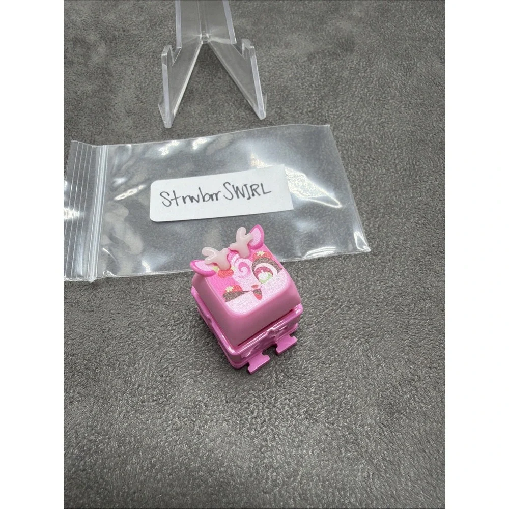 Clickeez Series 1 Strawberry Treats StrwbrrSWIRL Single Key